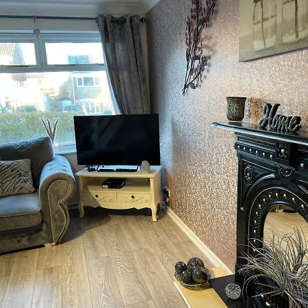 Tudor House - 6 Guests -Off Street Parking -Quiet Location - Secure Garden Wigan Exterior photo