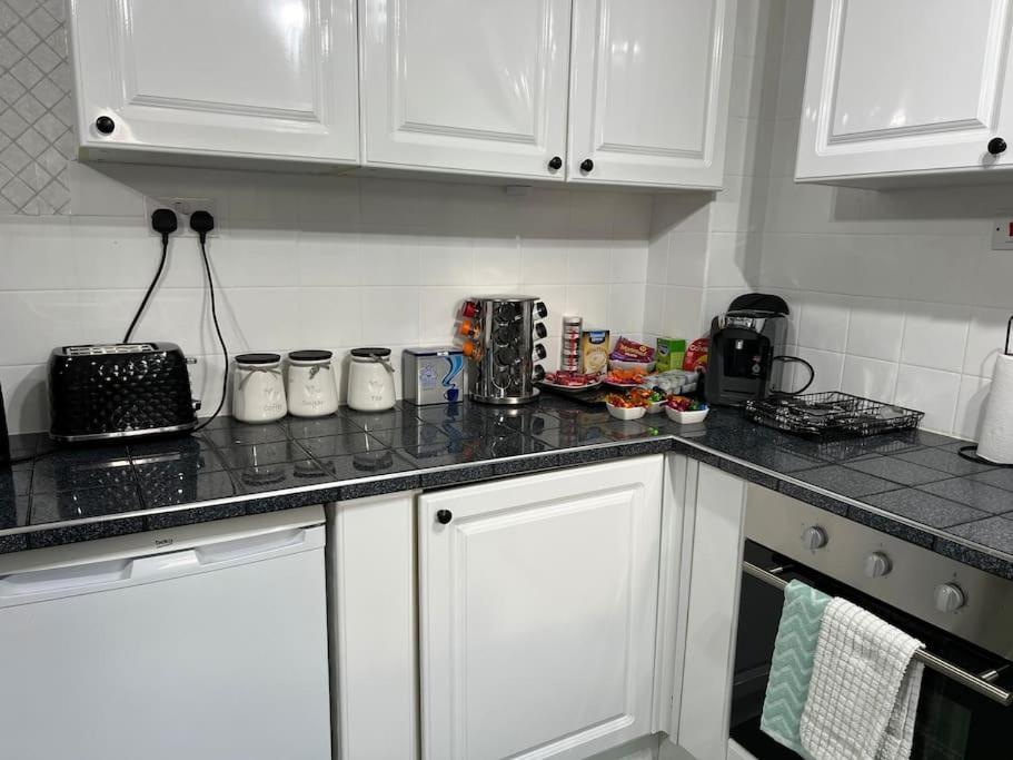 Tudor House - 6 Guests -Off Street Parking -Quiet Location - Secure Garden Wigan Exterior photo