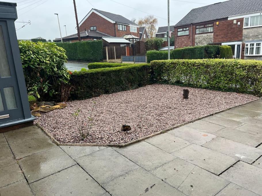 Tudor House - 6 Guests -Off Street Parking -Quiet Location - Secure Garden Wigan Exterior photo
