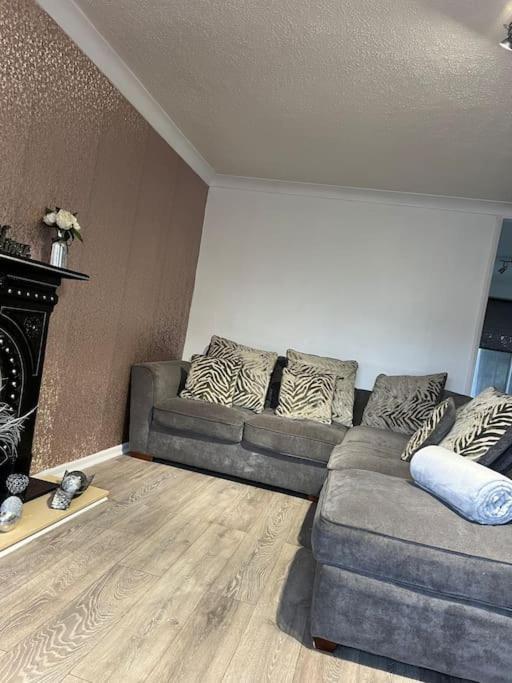 Tudor House - 6 Guests -Off Street Parking -Quiet Location - Secure Garden Wigan Exterior photo