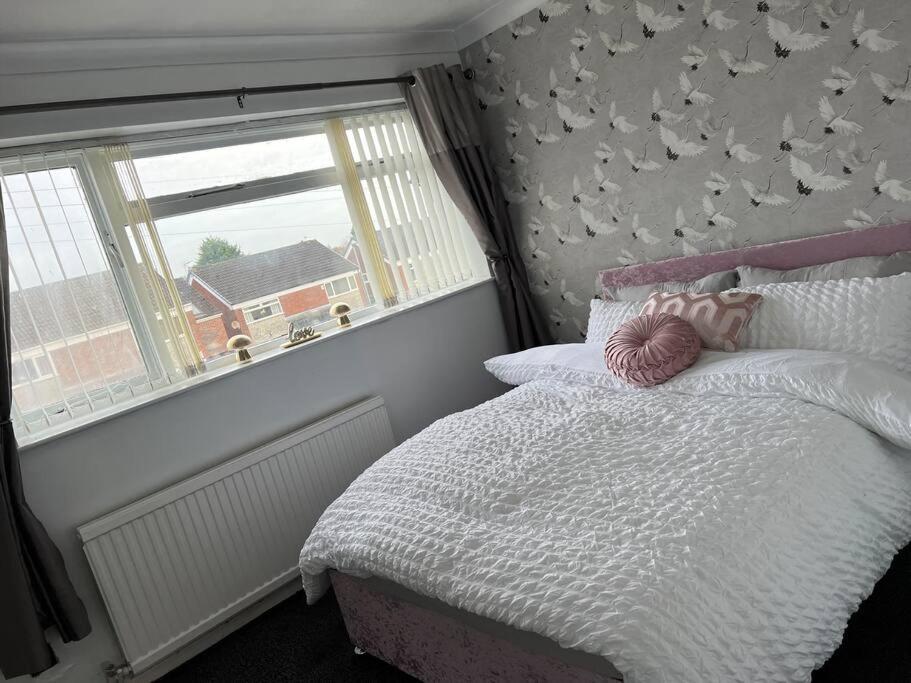 Tudor House - 6 Guests -Off Street Parking -Quiet Location - Secure Garden Wigan Exterior photo