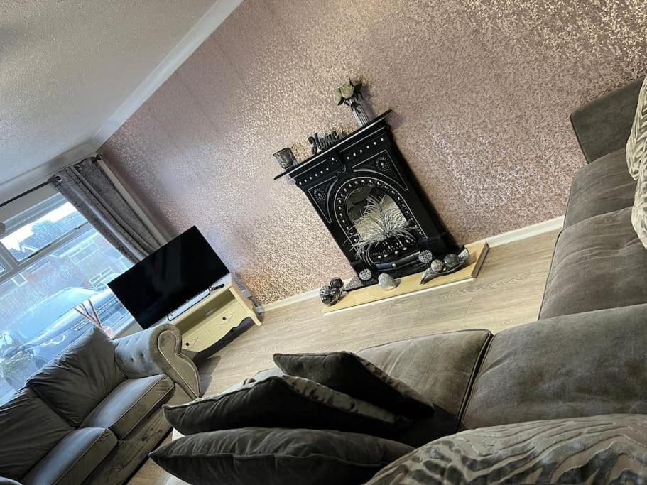 Tudor House - 6 Guests -Off Street Parking -Quiet Location - Secure Garden Wigan Exterior photo