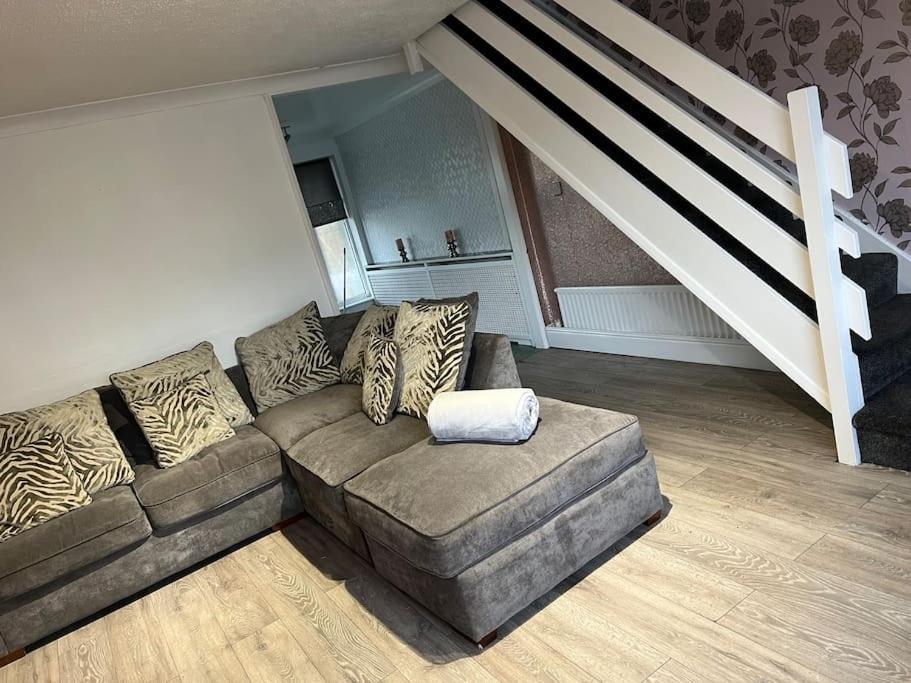 Tudor House - 6 Guests -Off Street Parking -Quiet Location - Secure Garden Wigan Exterior photo