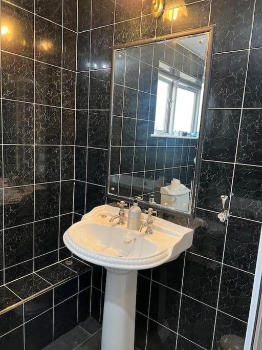 Tudor House - 6 Guests -Off Street Parking -Quiet Location - Secure Garden Wigan Exterior photo