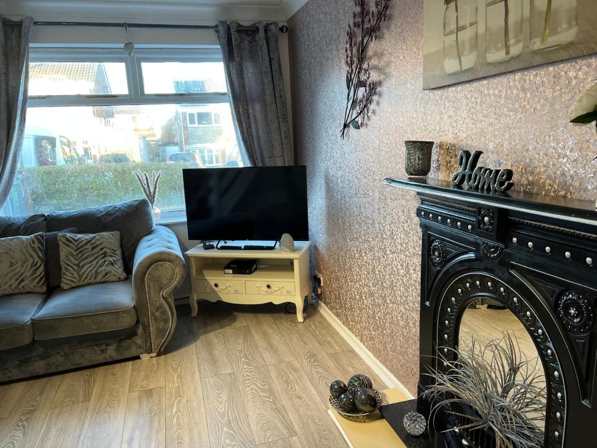Tudor House - 6 Guests -Off Street Parking -Quiet Location - Secure Garden Wigan Exterior photo
