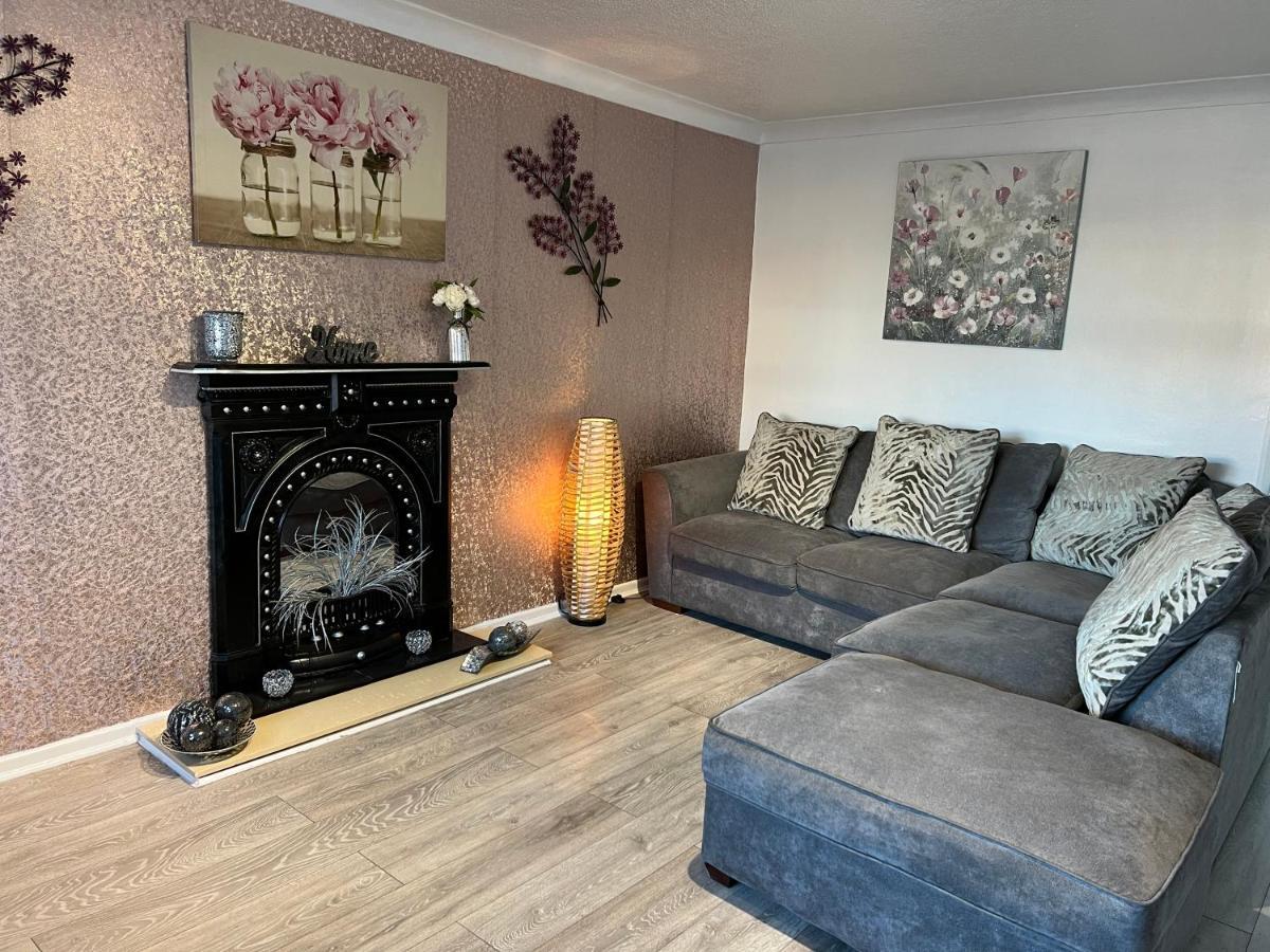 Tudor House - 6 Guests -Off Street Parking -Quiet Location - Secure Garden Wigan Exterior photo